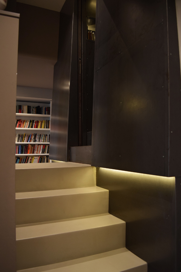 dettaglio, illuminazione alla base della scala