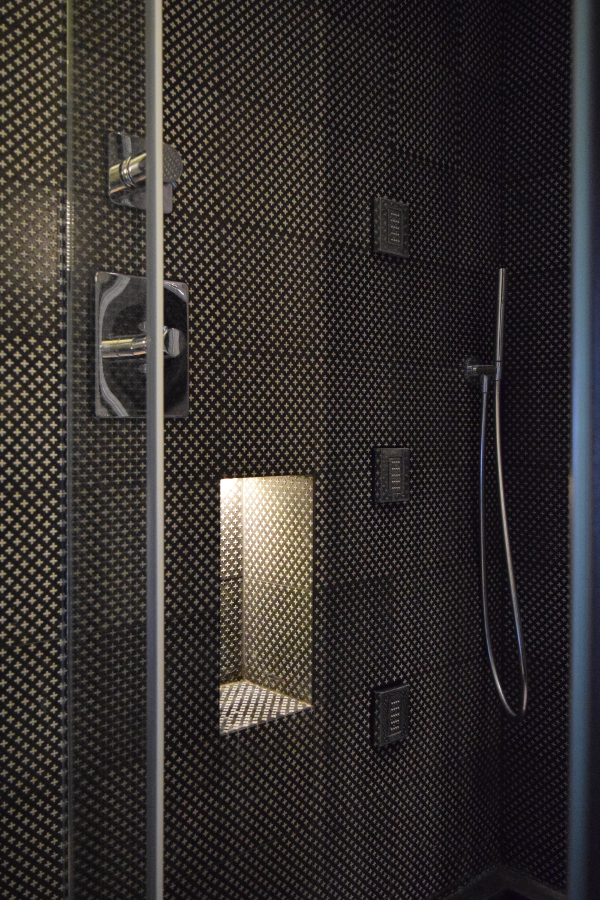 dettaglio, interno doccia del bagno padronale
