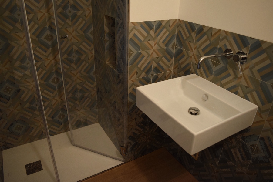 bagno, lavandino e doccia