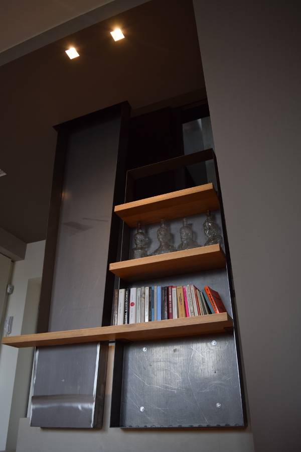 elementi in ferro, scivolo e libreria